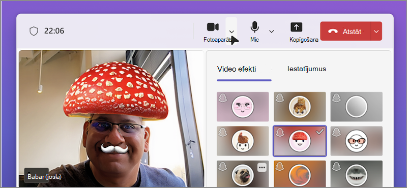 Ekrānuzņēmums ar personu, kas izmanto video filtrus Teams videozvanā.