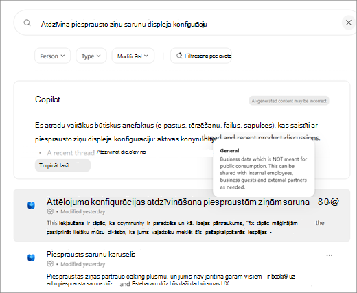Ekrānuzņēmums, kurā redzama meklēšanas rezultātu lapa ar Viva Engage ziņu, kurā ir jūtīguma etiķetes žetons. Peles kursorā tiek parādīts rīka padoms, kurā tiek rādīta sensitivitātes līmeņa informācija neatkarīgi no klasifikācijas tipa.