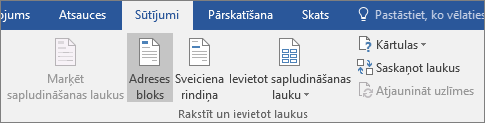 Kā daļu no Word pasta sapludināšanas cilnes Pasta sūtījumi grupā Rakstīt & ievietot laukus izvēlieties Adreses bloks.