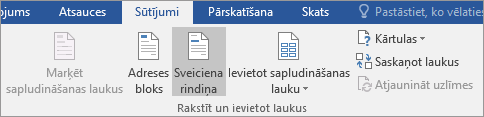 Kā daļu no pasta sapludināšanas Word cilnes Sūtījumi grupā Rakstīt & ievietot laukus izvēlieties Sveiciena rindiņa.