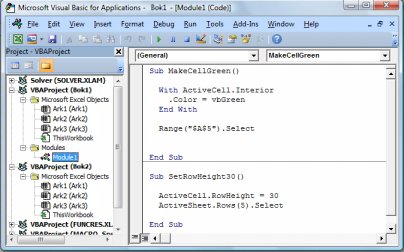 En modul som inneholder to makroer lagret i Module1 i Bok1