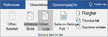 Som en del av Word utskriftsfletting velger du Hilsningslinje i gruppen Skriv & Sett inn felt på Fanen Masseutsendelser.