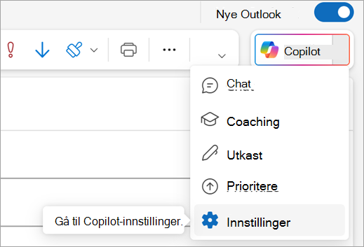 Viser Innstillinger-alternativet i Copilot-menyen øverst til høyre i Outlook.