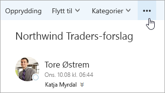 Et skjermbilde av Flere kommandoer-knappen på menylinjen i Outlook.