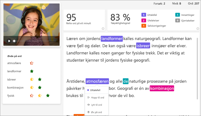 En smilende hvit elev med rosa hodetelefoner på vises i videorammen ved siden av avsnittet hun har lest. avsnittet er merket med fargekodede feil.