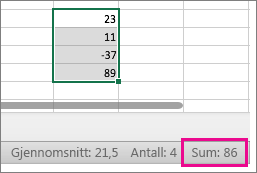 Skjermbilde som viser hvordan du velger en kolonne med tall for å se summen nederst på siden.