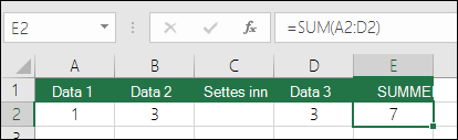 Eksemplet viser en SUMMER-formel som automatisk utvides fra =SUMMER(A2:C2) til =SUMMMER(A2:D2) når det settes inn en kolonne
