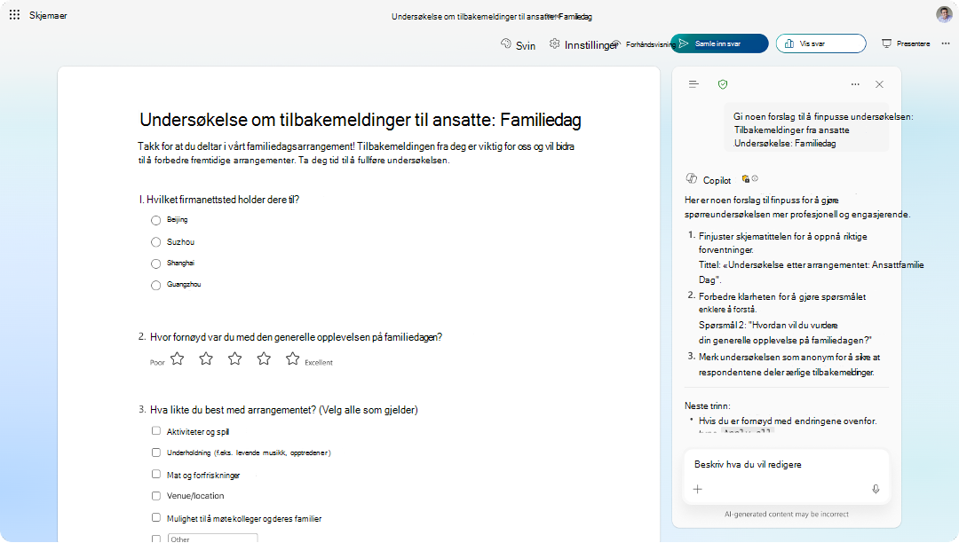 Skjermbilde av spørreskjema for tilbakemeldinger fra ansatte med Copilot-forslagspanel som tilbyr forbedringer.