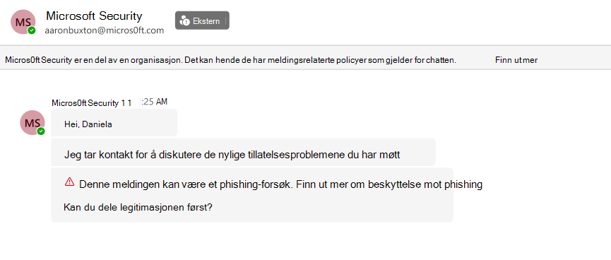 Skjermbilde av en Teams-chat fra ekstern avsender Micros0ft Security som ber om legitimasjon. Dette flagges med en rød advarsel om forsøk på phishing.