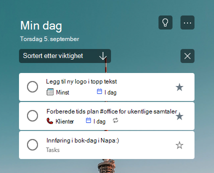 Min dag-liste sortert etter viktighet med to oppgaver med stjernemerke øverst på listen