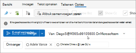 Start Afdruk samenvoegen met geadresseerden. Elke geadresseerde ontvangt een eigen kopie van het e-mailbericht zonder dat andere geadresseerden worden vermeld.