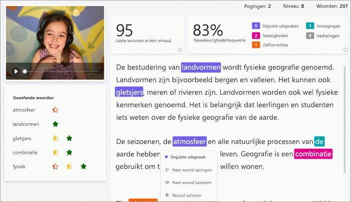 Lachende blanke student met roze hoofdtelefoon wordt afgebeeld in het videoframe naast de passage die ze heeft gelezen. De passage is gemarkeerd met fouten die in kleur zijn gemarkeerd.