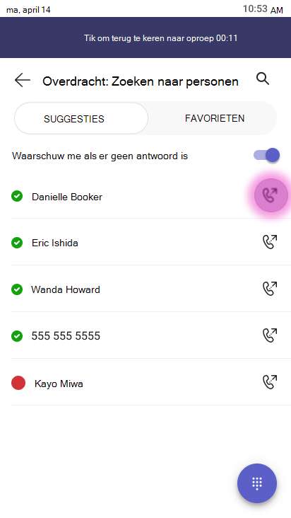 Overdrachtsscherm met een zoekveld met de naam Transfer: Search for people, met de wisselknop Waarschuw mij als er geen antwoord is ingeschakeld en een lijst met contactpersonen, waaronder Danielle Booker, Eric Ishida, Wanda Howard, 555 555 555 en Kayo Miwa. Er is een knop overdrachtsactie zichtbaar naast elke contactpersoon en een knop voor gespreksoverdracht is gemarkeerd.