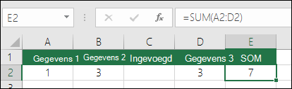 In het voorbeeld ziet u een formule met SOM die automatisch wordt uitgebreid van =SOM(A2:C2) naar =SOM(A2:D2) als er een kolom wordt ingevoegd