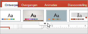 Toont de pijl Meer onder de standaardthema’s