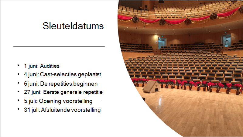Voorbeelddia met een teksttijdlijn en een foto die door Design Ideas zijn gerangschikt en ingedeeld.