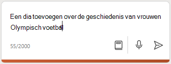 Schermopname van het vak Copilot in PowerPoint met een prompt ingevoerd