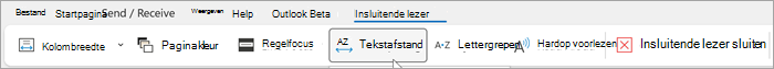 Schermopname van het lint van de insluitende lezer in de bureaubladversie van Outlook. Opties van links naar rechts zijn kolombreedte, paginakleur, regelfocus, tekstafstand, lettergrepen, hardop voorlezen, insluitende lezer sluiten