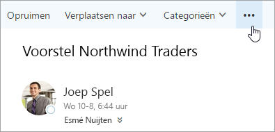 Een schermafbeelding van de knop Meer opdrachten op de menubalk van Outlook.