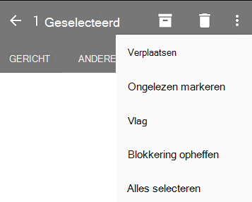 In de vervolgkeuzelijst ziet u de volgende opties: Verplaatsen, Markeren als ongelezen, Vlag toevoegen, Vlag verwijderen, Alles selecteren.