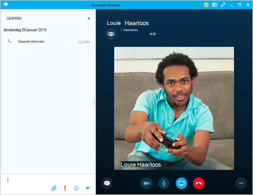Tijdens uw telefoongesprek via Skype voor Bedrijven of uw PBX-bureautelefoon kunt u de ander een chatbericht sturen.
