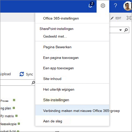 In deze afbeelding ziet u het menu Tandwielpictogram en selecteert u Verbinding maken met de nieuwe Microsoft 365-groep.