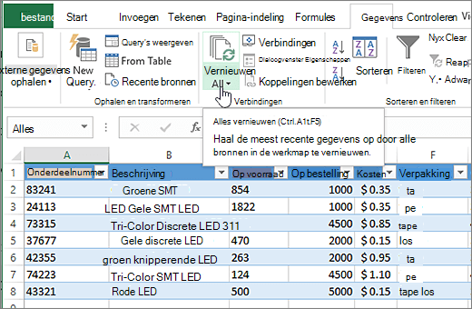 Excel-werkblad met geïmporteerde lijst en de knop Alles vernieuwen gemarkeerd.