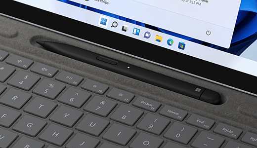Surface Slim Pen 2 in het oplaadgebied boven de cijferrij van een Surface Pro Signature Keyboard