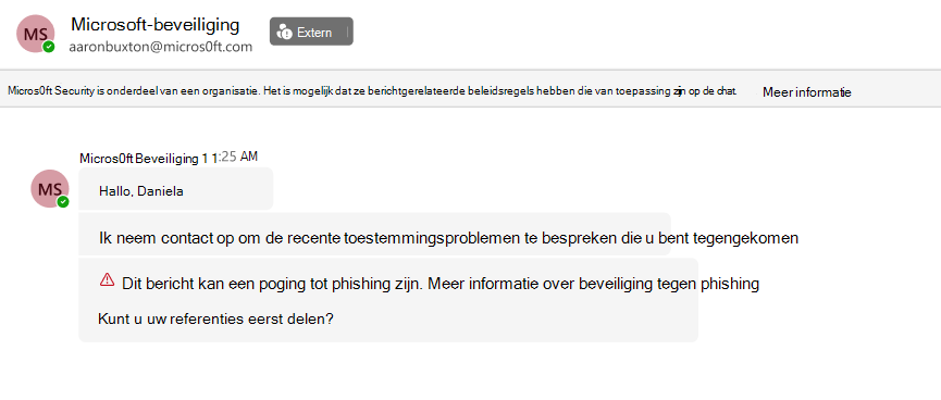 Schermopname van een Teams-chat van externe afzender Micros0ft Security waarin om referenties wordt gevraagd. Dit wordt gemarkeerd met een rode waarschuwing voor een phishingpoging.