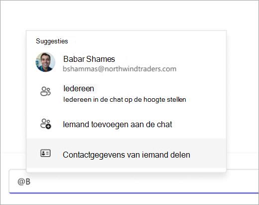 Schermopname die laat zien hoe u een contactpersoon kunt ophalen om te delen met behulp van @mention.