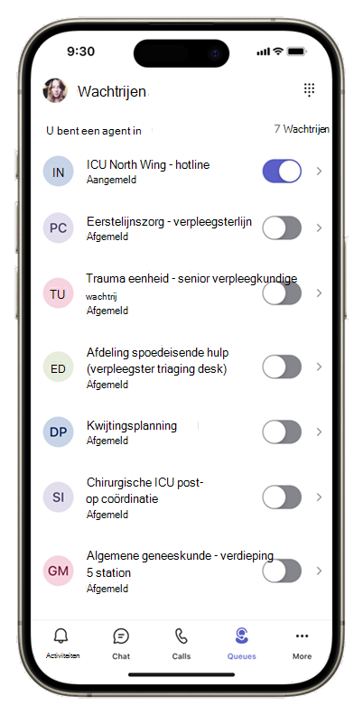 Schermopname van het startscherm van de Wachtrijen app op mobiele apparaten, met oproepwachtrijen met wisselknoppen naast elke wachtrij.