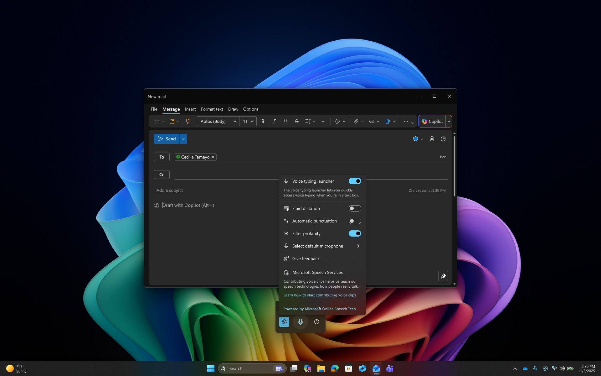 Okno nowej poczty programu Outlook z otwartym panelem ustawień wpisywania głosowego.