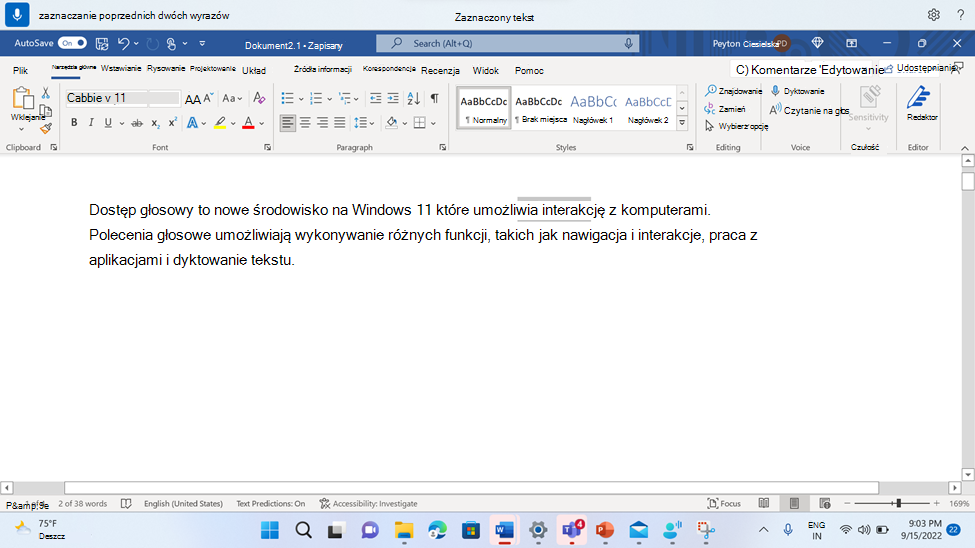 Word dokumencie z wyświetlonym poleceniem dostępu głosem umożliwiającym zaznaczenie dwóch poprzednich wyrazów.