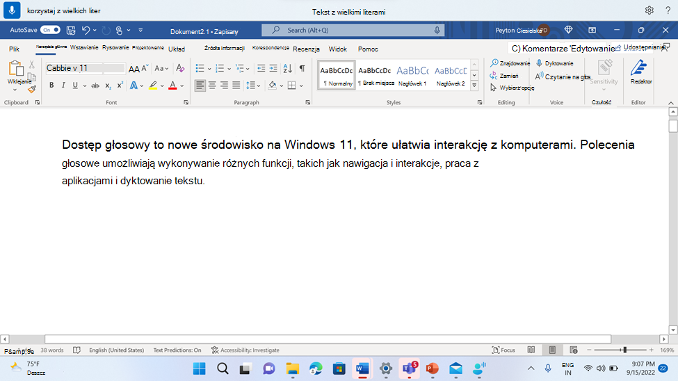 Word dokumencie z wyświetlonym poleceniem dostępu głosowego Wielką literą.