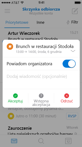 Przedstawia ekran urządzenia przenośnego z podsumowaniem zaproszenia na zdarzenie. Strzałka rozwijania znajduje się u góry ekranu, wskazując w dół