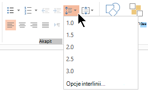 Opcje menu Interlinia na wstążce umożliwiają wybranie pojedynczych odstępów, podwójnych odstępów lub innych opcji interlinii pionowej.