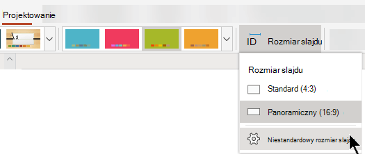 W usłudze PowerPoint Online opcje rozmiaru slajdu są dostępne przy prawej krawędzi karty Projektowanie na pasku narzędzi wstążki.
