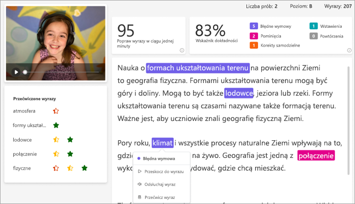 Uśmiechnięta biała uczennica z różowymi słuchawkami na zdjęciu w klatce wideo obok przeczytanego fragmentu. Fragment jest oznaczony kolorami oznaczającymi błędy.
