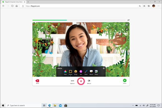 Przeglądarka otwarta dla aplikacji Flipgrid z klipem wideo studentek