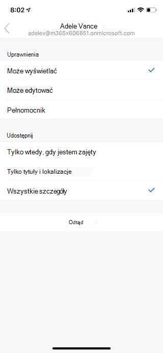Ekran urządzenia przenośnego z imieniem i nazwiskiem osoby u góry oraz opcjami uprawnień i udostępniania wyświetlanymi poniżej.