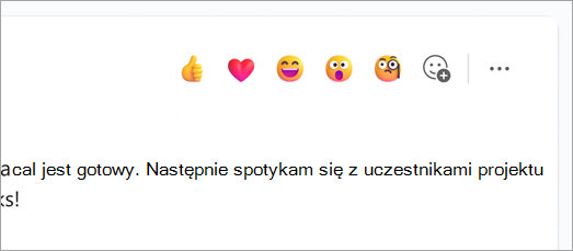 Zrzut ekranu przedstawiający emoji szybkiej reakcji nad wiadomością czatu