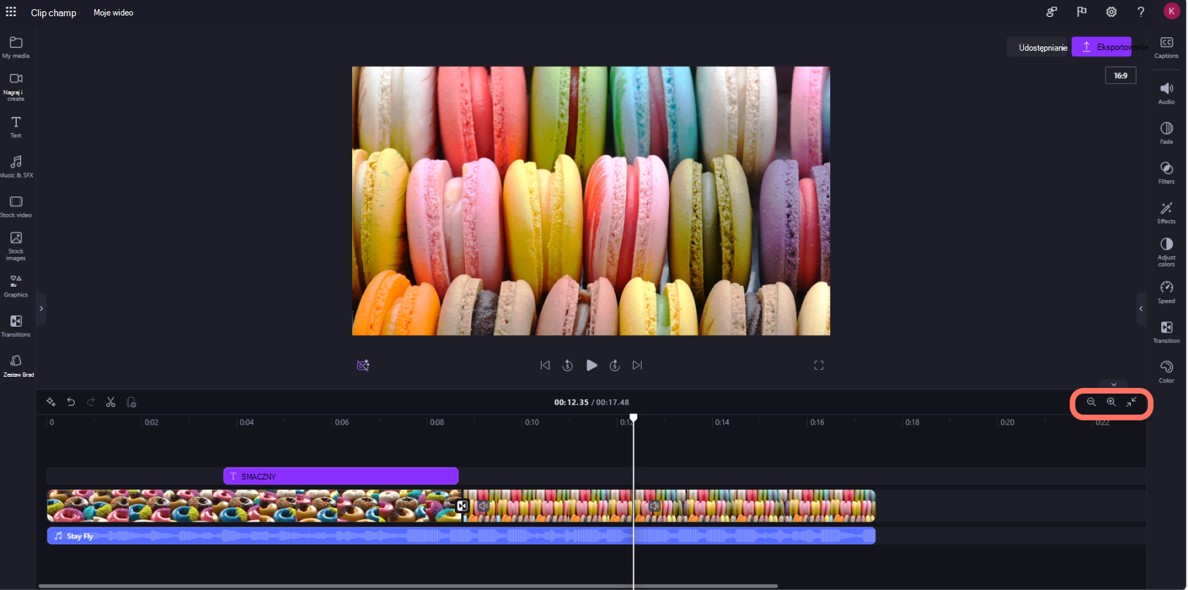 Zrzut ekranu przedstawiający Clipchamp dla kont służbowych, które użytkownik powiększa i pomniejsza oś czasu.