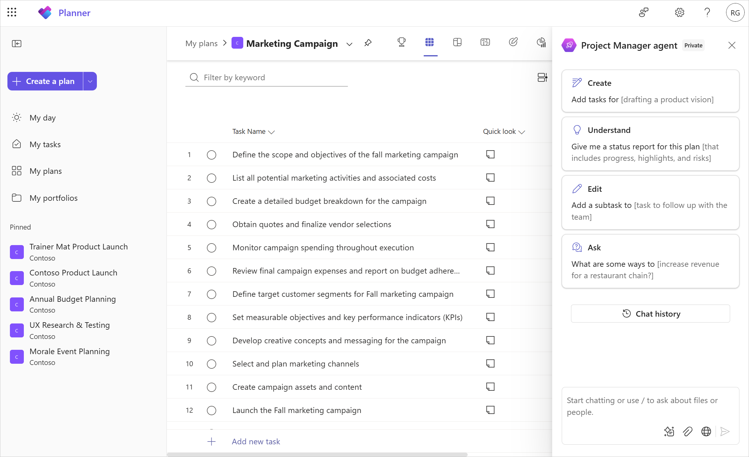 Zrzut ekranu aplikacji Planner dla sieci Web pokazuje listę zadań w widoku siatki z otwartym okienkiem czatu agenta Project Manager po prawej stronie.