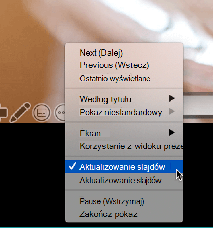 Menu kontekstowe Więcej opcji w widoku prezentera przedstawiające zaznaczenie opcji Zapewnij aktualizację slajdów.