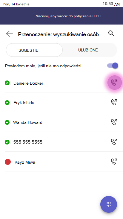 Ekran przełączania z polem wyszukiwania o nazwie Transfer: Wyszukaj osoby, z przełącznikiem Powiadom mnie, jeśli nie ma włączonej odpowiedzi, oraz listą kontaktów, w tym Danielle Booker, Eric Ishida, Wanda Howard, 555 555 5555 i Kayo Miwa. Obok każdego kontaktu jest widoczny przycisk akcji przenoszenia, a przycisk przełączania połączeń jest wyróżniony.