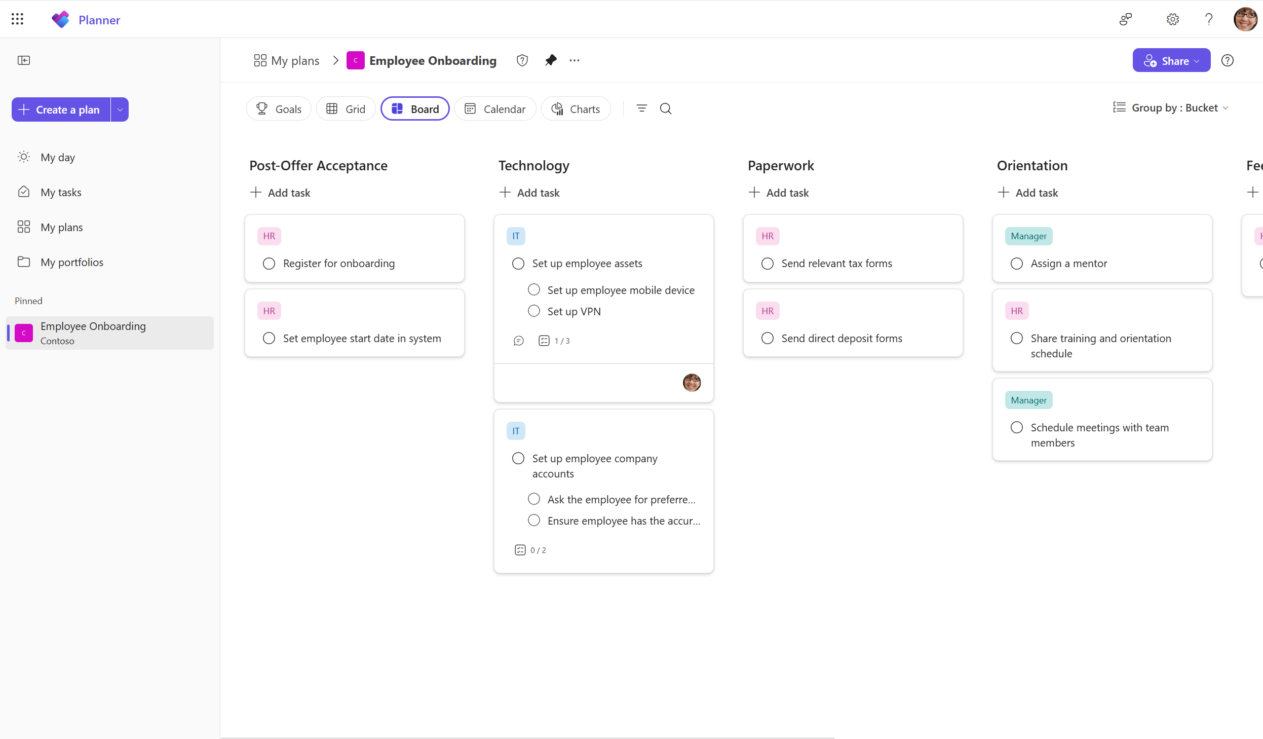 Uma captura de ecrã de um plano no Planner no Teams mostra a vista Quadro de tarefas de equipas organizadas em grupos para Âmbito, Análise/Requisitos, Estrutura e Desenvolvimento.