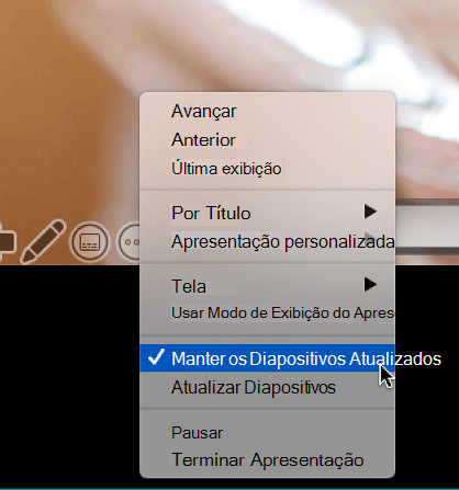O menu de contexto Mais Opções no Modo de exibição do apresentador mostrando a opção Manter Slides Atualizados selecionados.