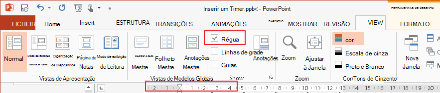 A caixa de seleção Régua fica na guia Exibir.