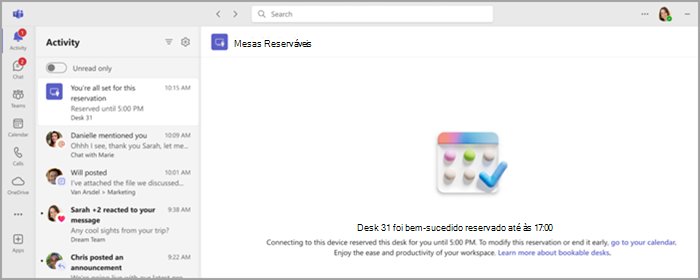 Captura de ecrã a mostrar uma notificação de reserva de secretária reservável no separador Atividade no Teams.