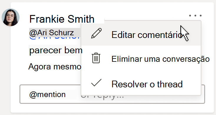 Imagem de um cartão de comentário a mostrar a opção Editar comentário. A opção está no menu pendente Mais ações do tópico, que pode ser encontrado no canto superior direito do comentário.